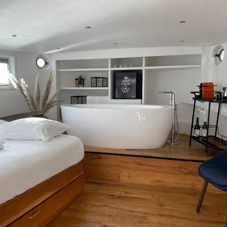 Champ Bed & Breakfast *